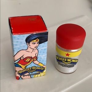 MAC WONDER WOMAN GLITTER (Reflects pearl)
